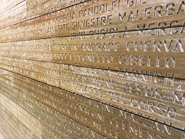 A múzeumban található emlékfal, mely bevándorlók családneveit tartalmazza - ők alkotják a mai Sao Paulo sokszínű népességét.